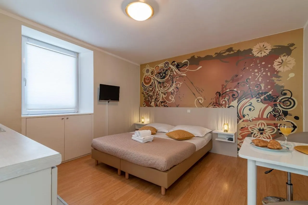 Apartments Leonarda Trogir 0*,  Croacia