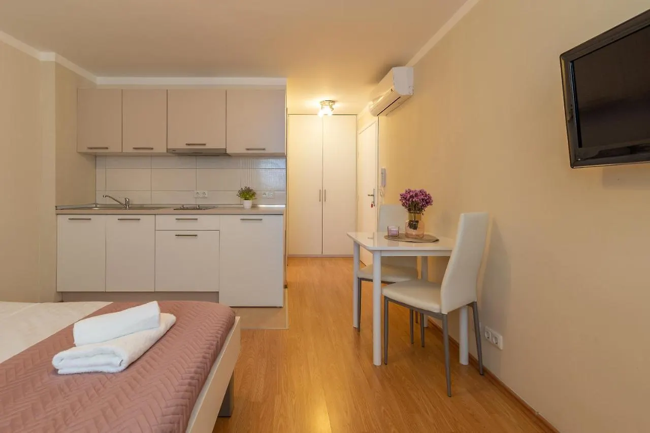Apartments Leonarda Trogir 0*,