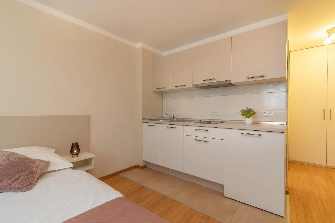 Apartments Leonarda Trogir 0*,  Croacia