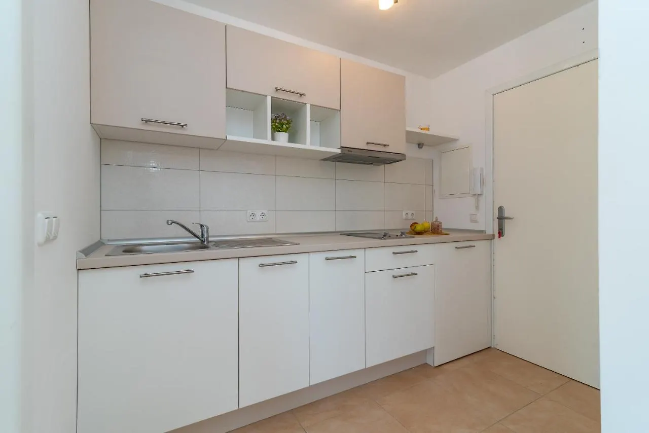 Apartments Leonarda 特罗吉尔