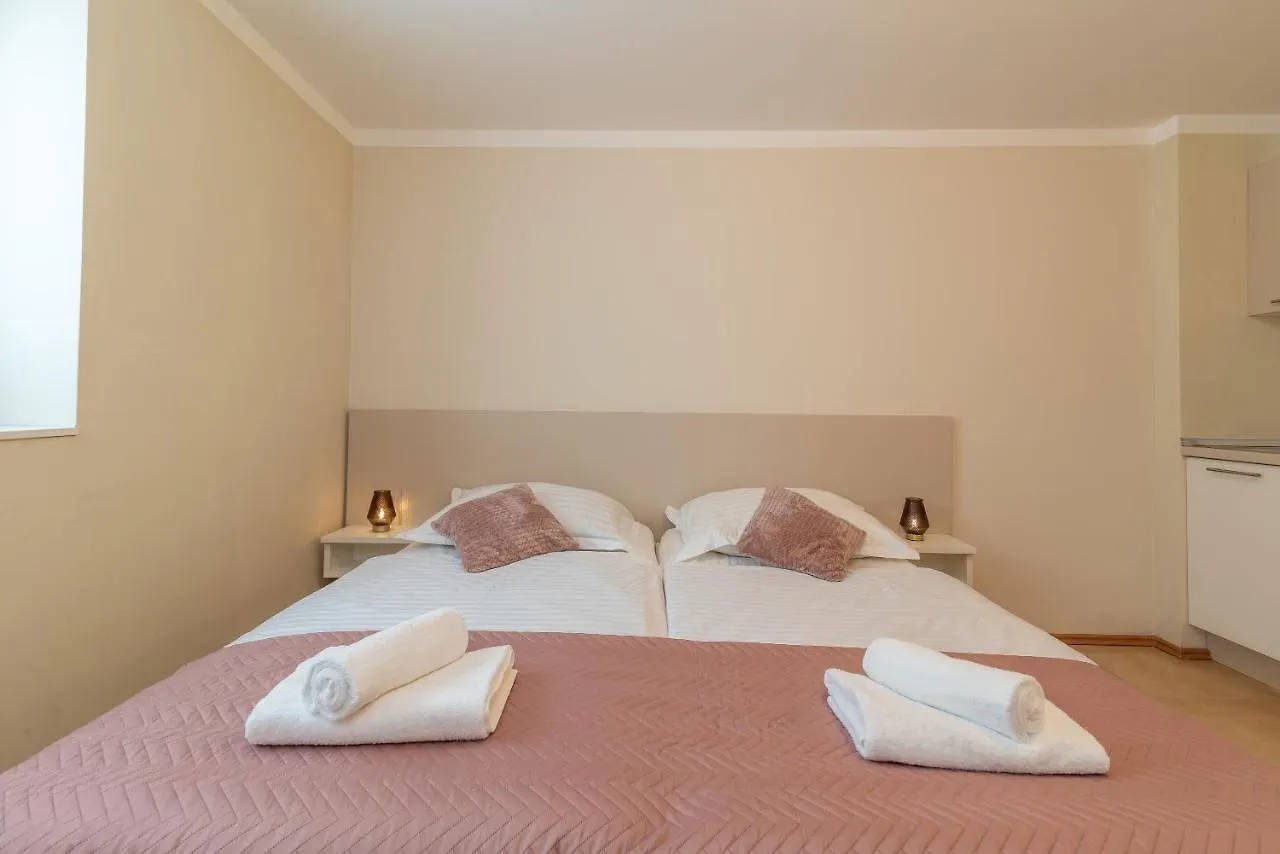Apartments Leonarda 特罗吉尔