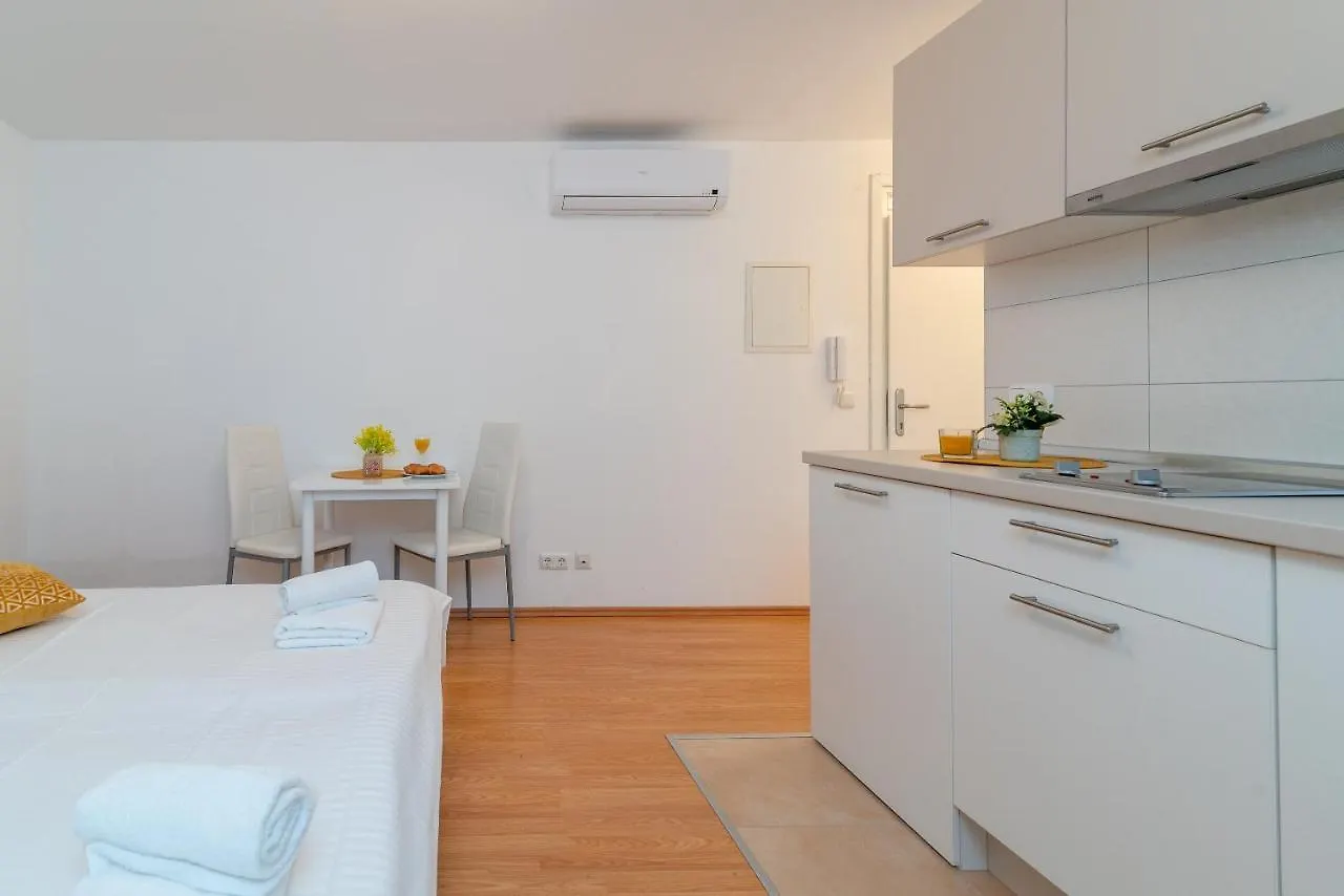 Apartments Leonarda 特罗吉尔