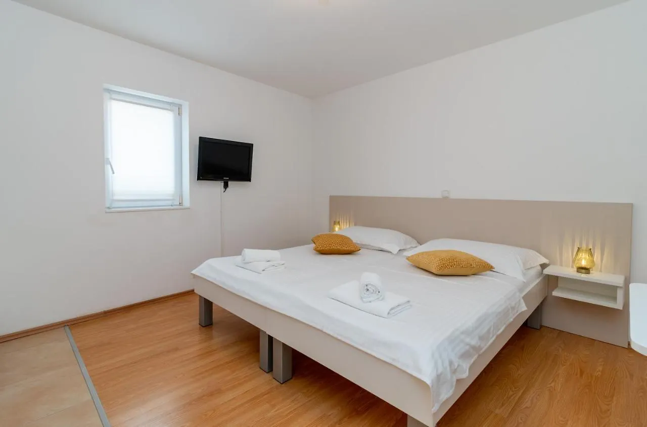 Apartments Leonarda 特罗吉尔