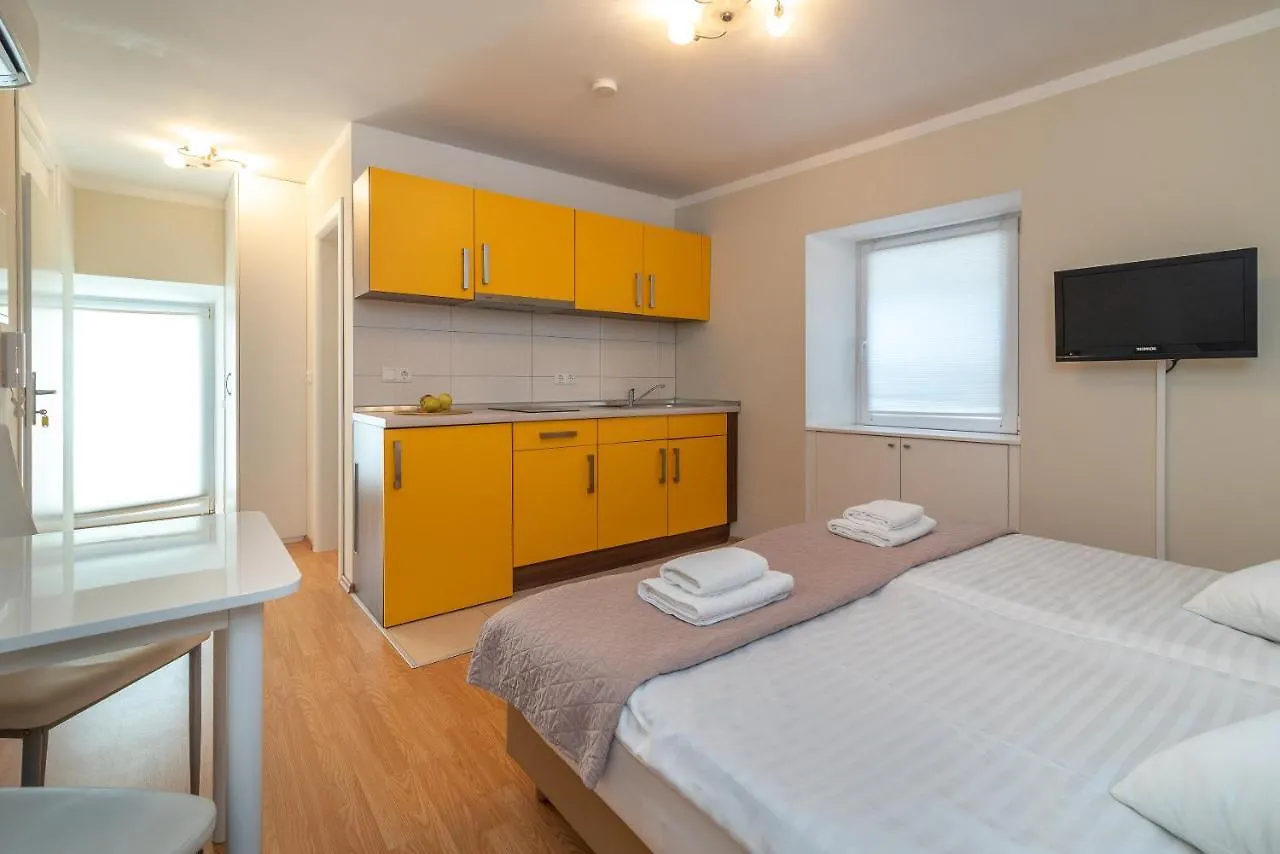 Apartments Leonarda 特罗吉尔