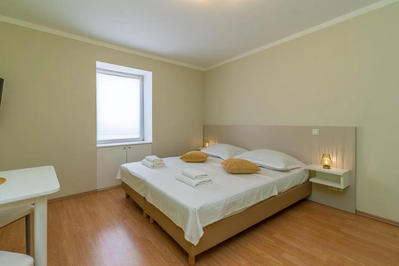 Apartments Leonarda 特罗吉尔