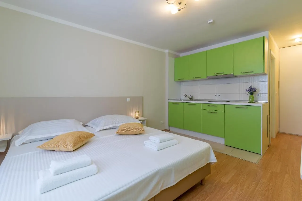 Apartments Leonarda 特罗吉尔