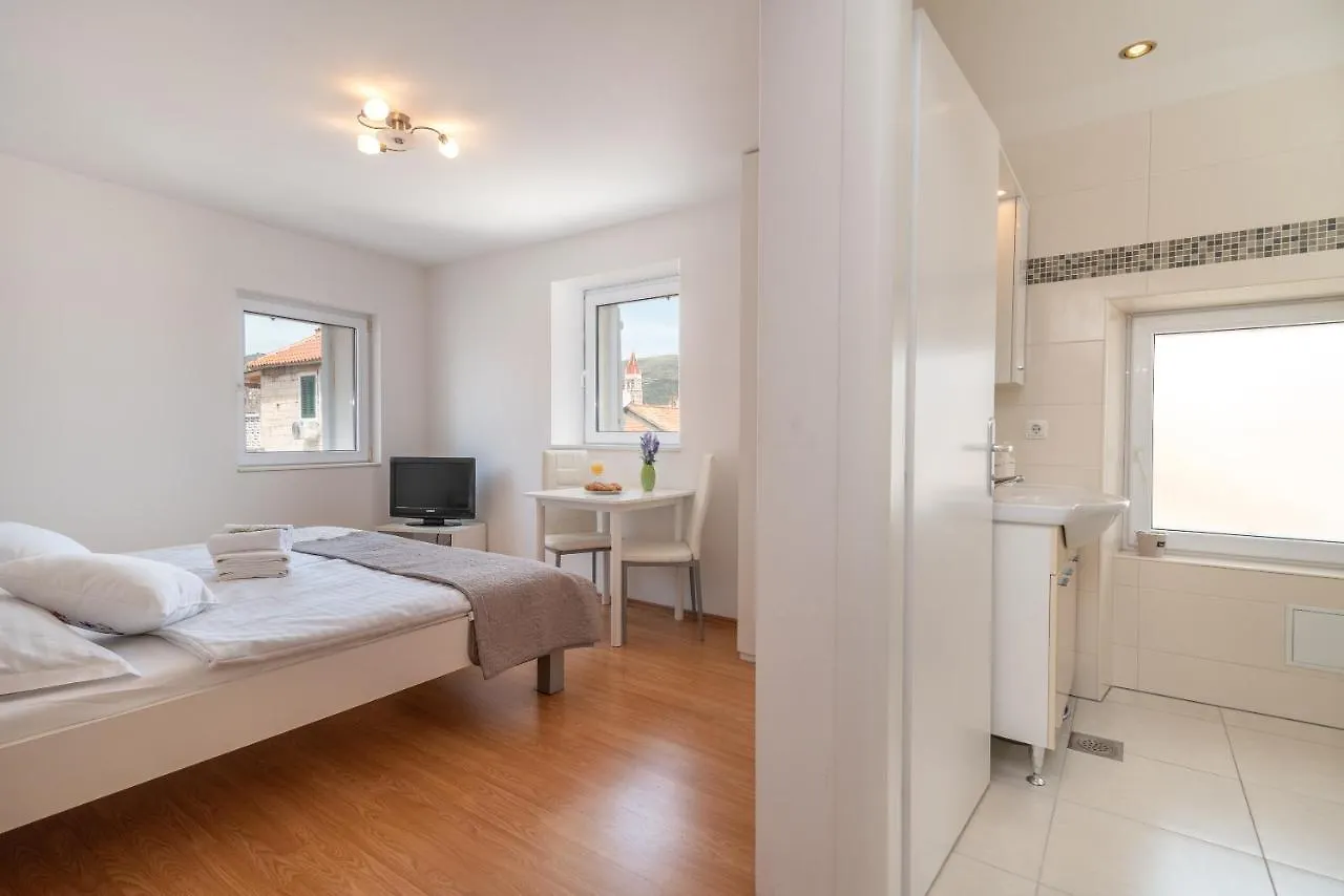Apartments Leonarda 特罗吉尔
